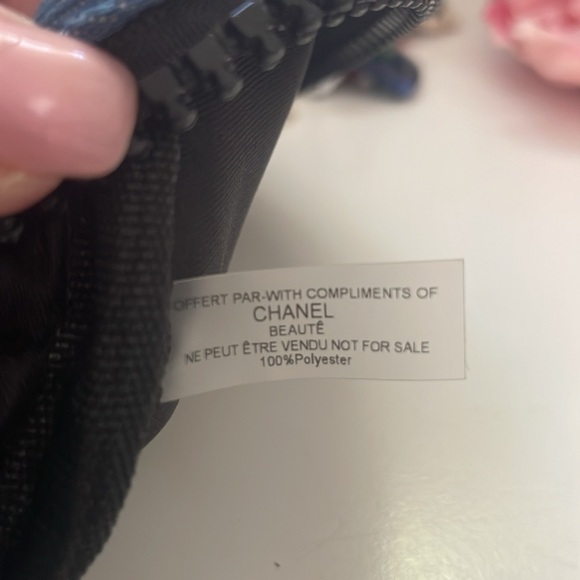 Chanel Beauty “Limited Edition” Pouch with Added Unbranded Crossbody Chain - Picture 5 of 7